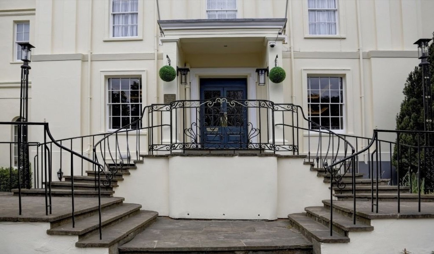 The entrance doors and grounds at Banbury House Hotel